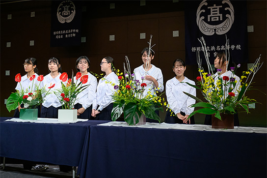 1．華道部　華道パフォーマンス