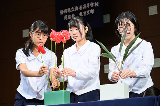 1．華道部　華道パフォーマンス
