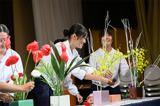 1．華道部　華道パフォーマンス