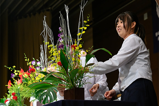 1．華道部　華道パフォーマンス